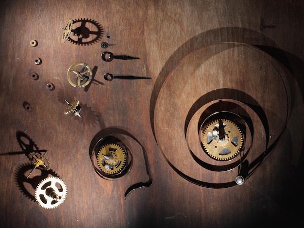Traditionelle Uhrmacherwerkstatt, präzise Handwerkskunst, Vintage-Werkzeuge, natürliches Licht